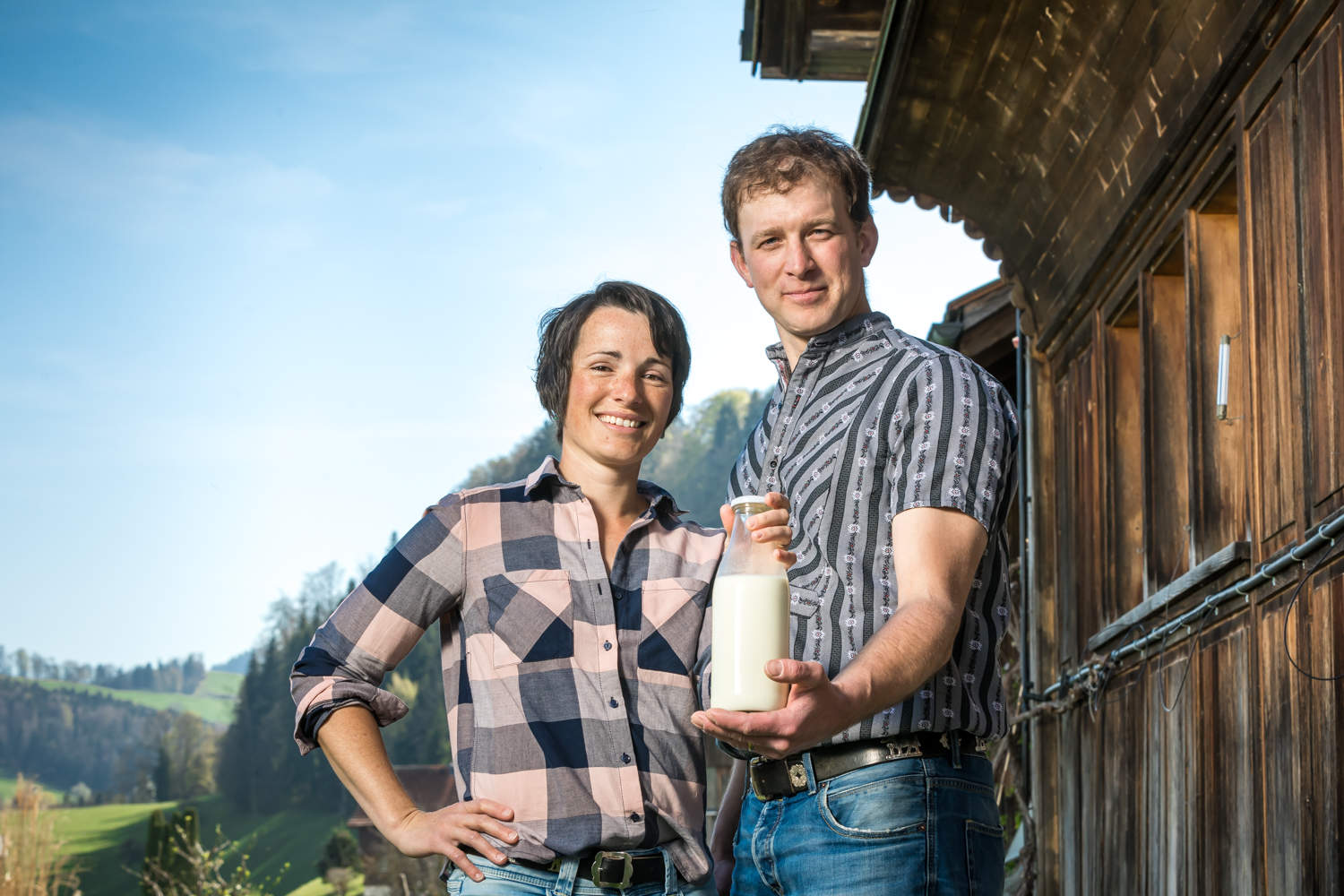Familie Roth mit Milchflasche
